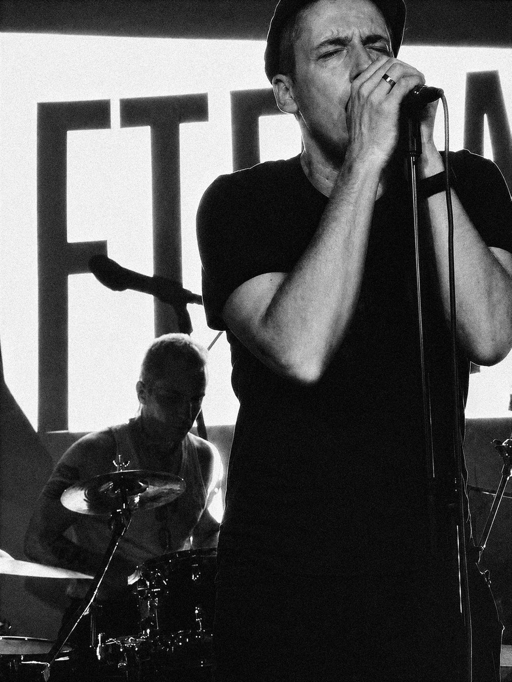 ÆN live in Berlin: Sänger am Mikrofon